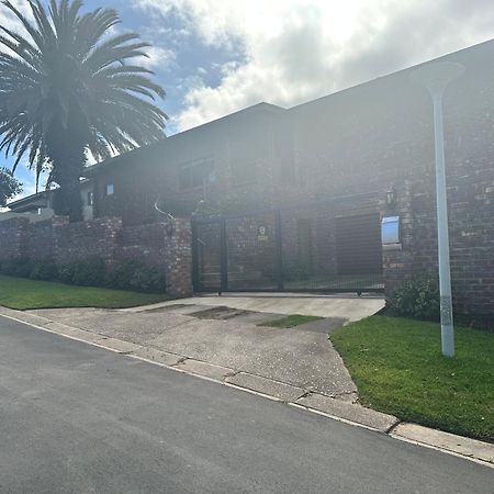 Gigi At The Palm Tree Hotel Plettenberg Bay Exterior photo