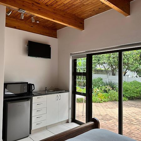 Gigi At The Palm Tree Hotel Plettenberg Bay Exterior photo